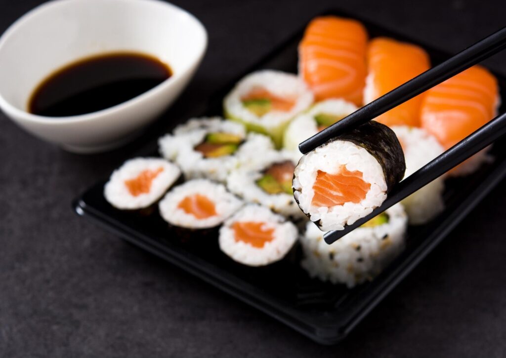Sushi w popkulturze: jak japońska potrawa zdobyła świat